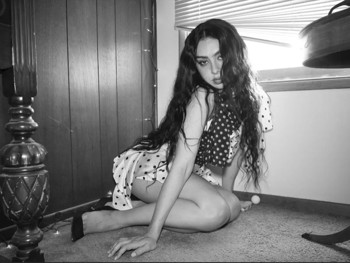 Charli XCX se prende fuego en un nuevo video musical para la vieja canción, Party 4 u