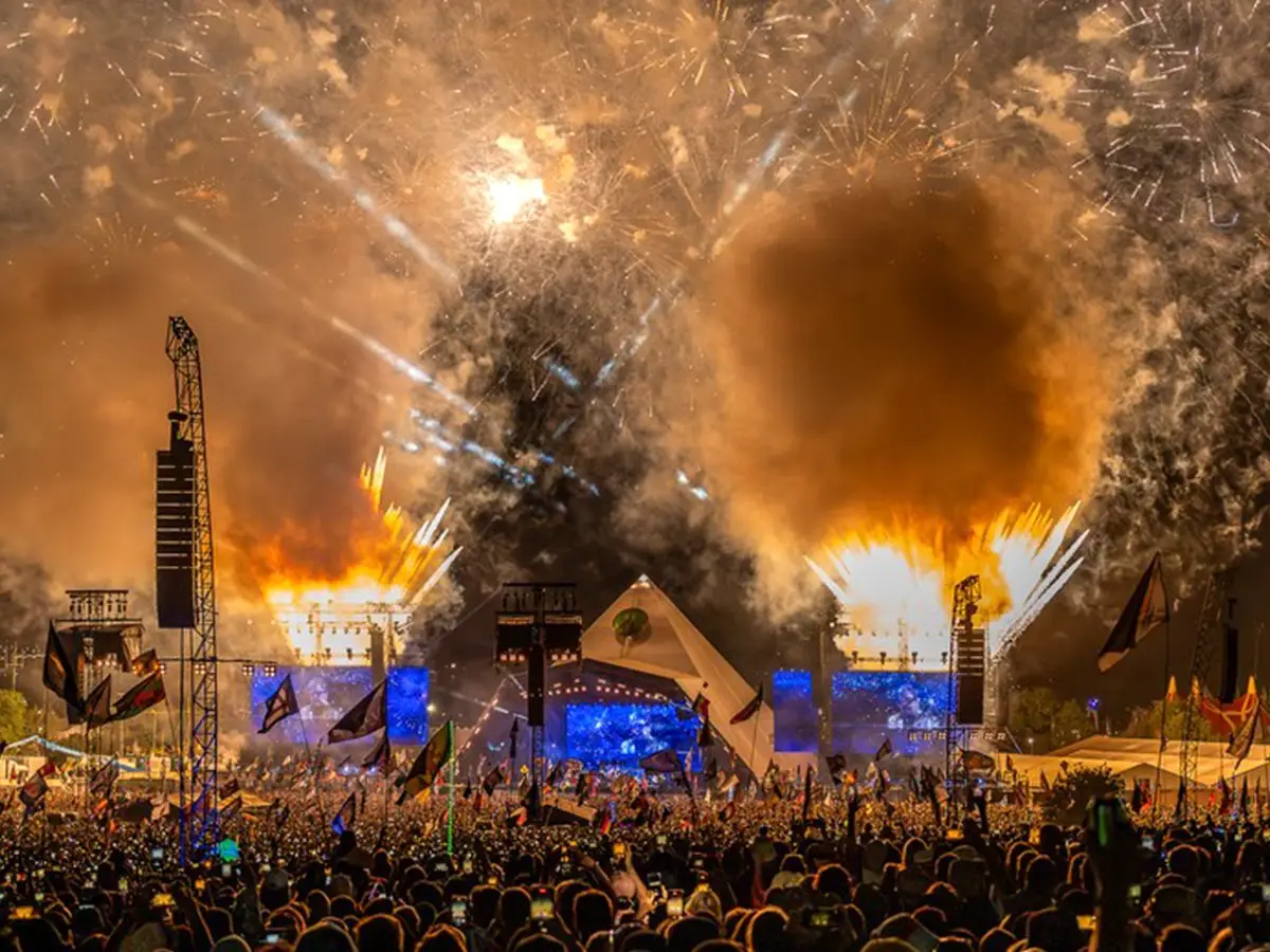 Quem administrou o Festival de Glastonbury com dois grupos nos anos seguintes?