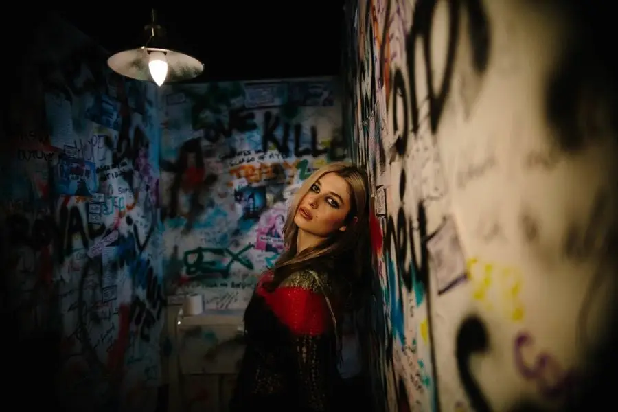 Baby Queen comparte una nueva canción liberadora A nadie realmente le importa