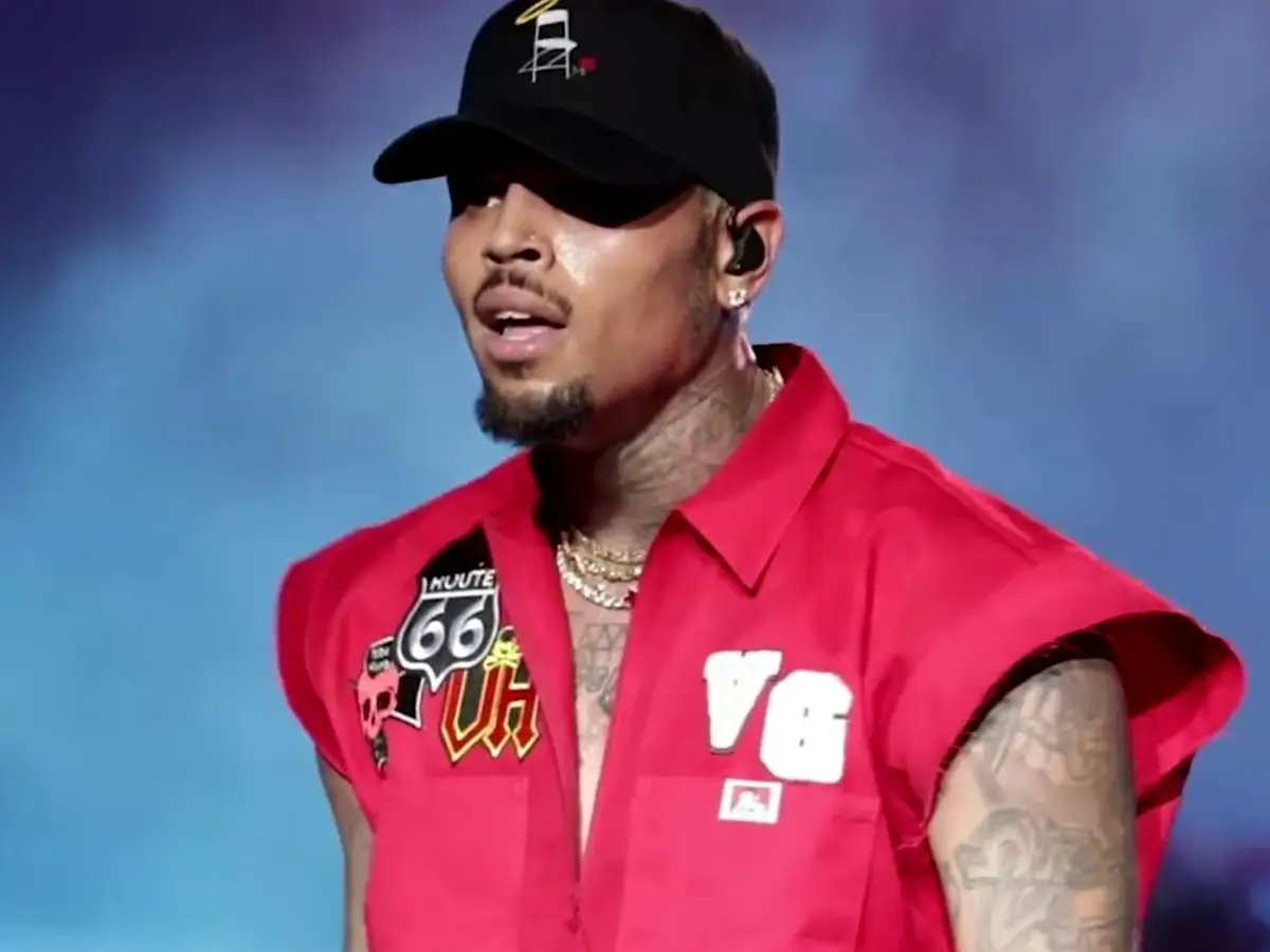 Chris Brown negó la fianza y retó la custodia después de la aparición en la corte de Manchester