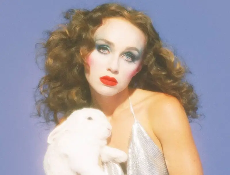 Zella Day reúne tudo nas novas garotas solteiras