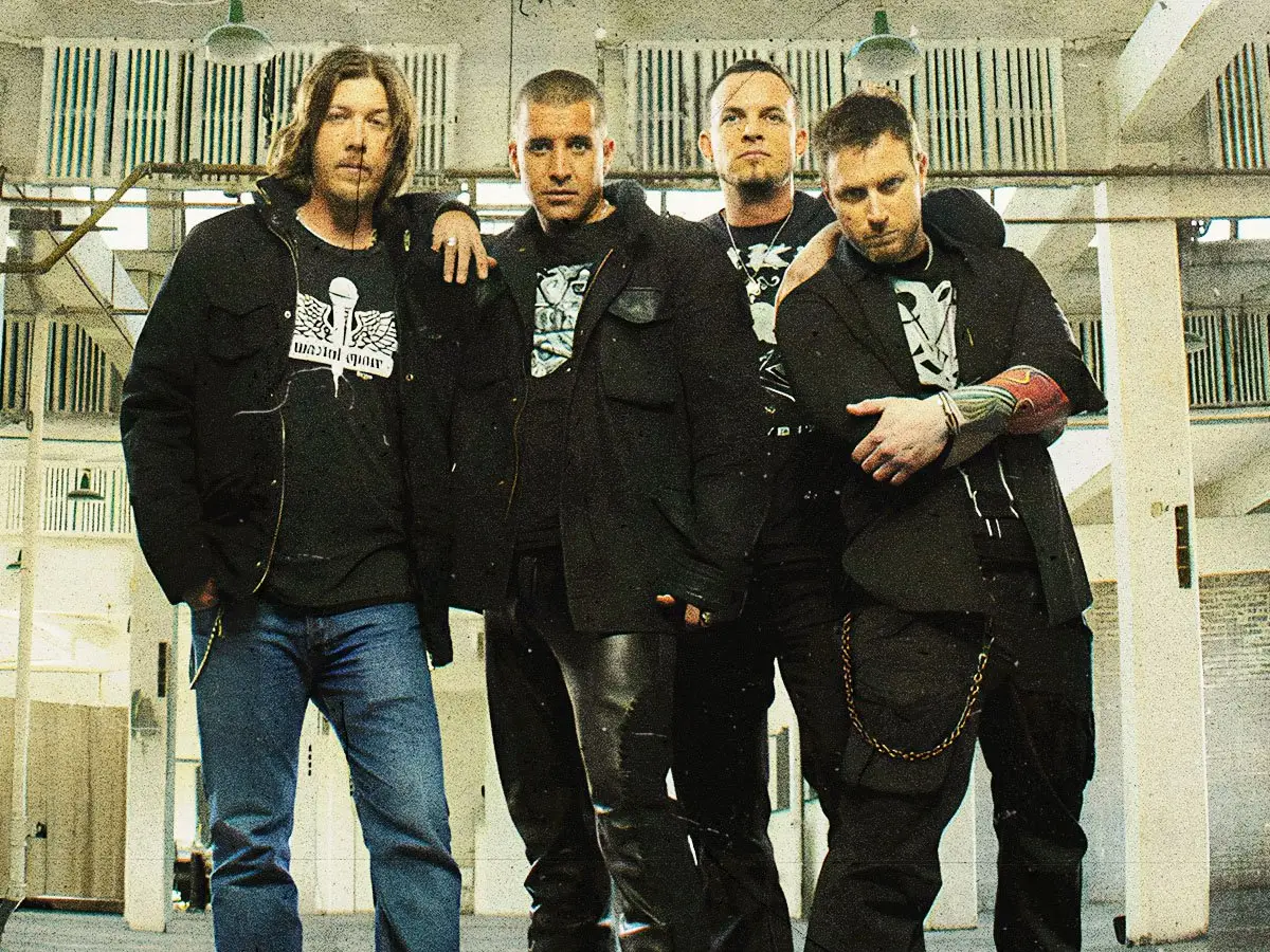 10 grandes artistas atrapados dentro de bandas terribles