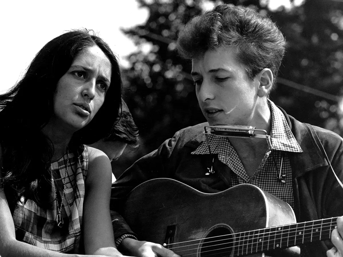 A música surrealista Bob Dylan escreveu que ele está sozinho