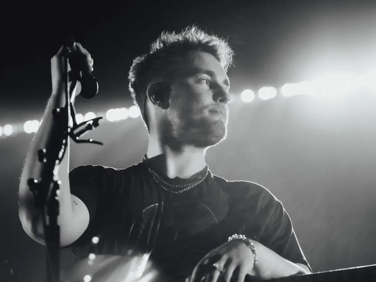 La estrella de Adolescence Owen Cooper hace una aparición invitada en el video musical de Sam Fender