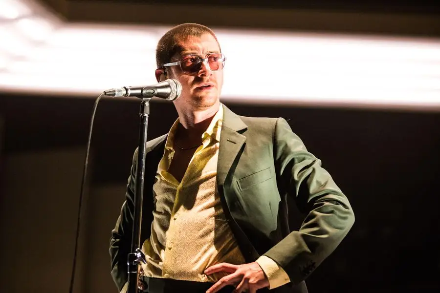 Arctic Monkeys anuncia una nueva fecha de gira con el padre John Misty