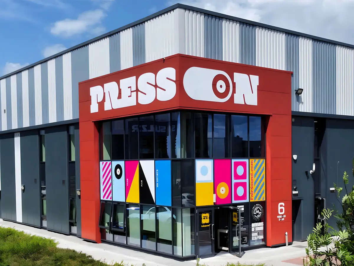 O sistema de vinil independente, pressionando o vinil, celebra sua produção de produção