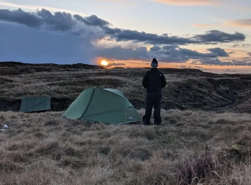 O homem em uma viagem de capitalização solo termina acidentalmente em raves