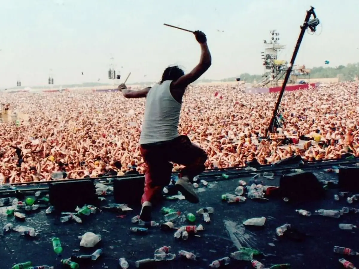Motosierras, coñac y una pistola de calibre 12: la actuación más extraña de Woodstock 94