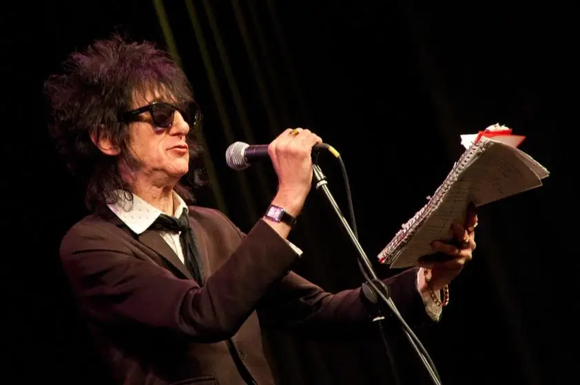 O tempo surreal John Cooper Clarke apareceu em um anúncio para jogos de pastelaria folhada