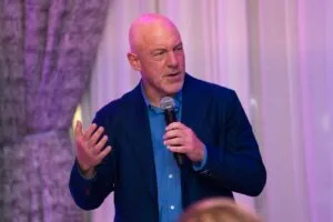 Der Journalist Mark Leibovich steht mit einem Mikrofon da.' width='866' height='577' title=