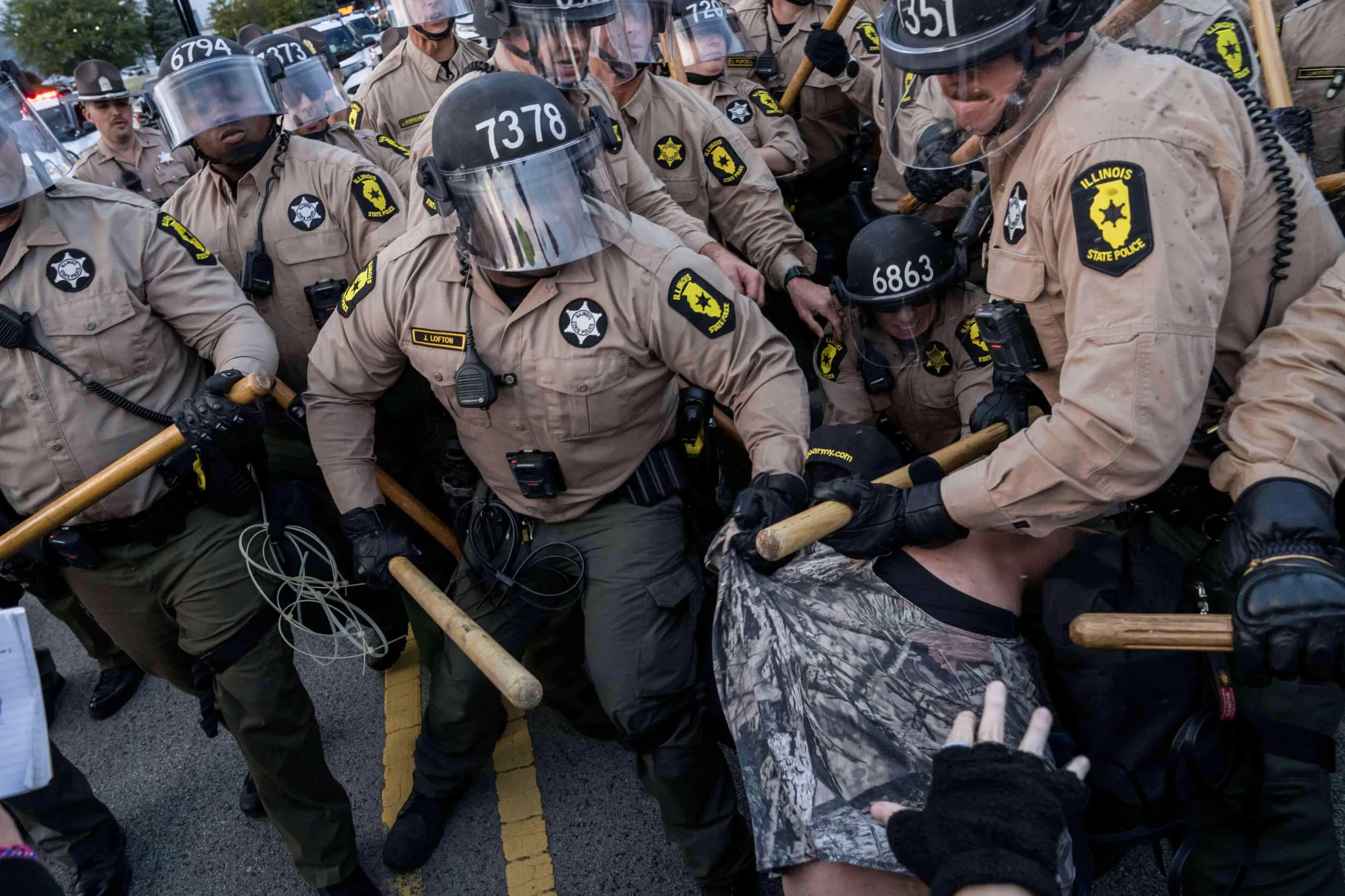 Paura dei gas lacrimogeni e segreto federale: come i giornalisti di Chicago coprono le politiche di immigrazione di Trump mentre le vivono' width='2500' height='1667' title=