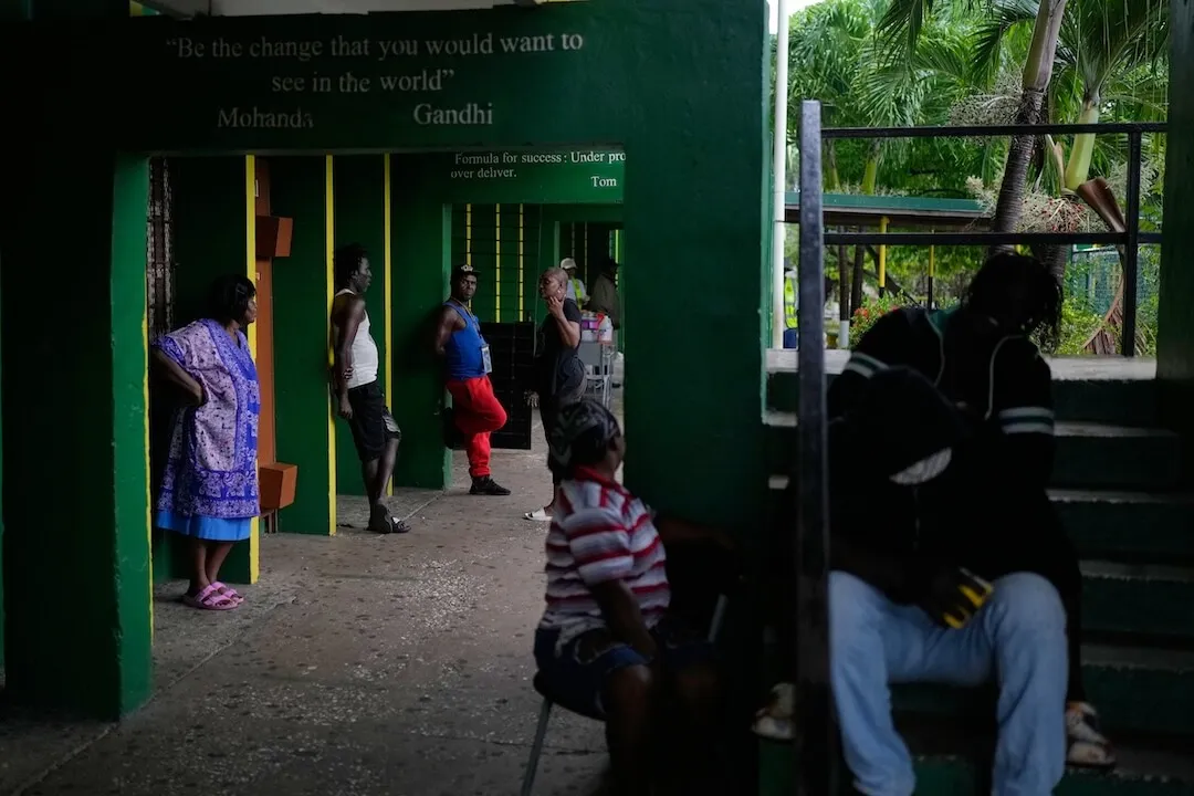 Attraverso il vento e le inondazioni un giornalista di AP mostra cosa ha lasciato l'uragano Melissa in Giamaica' width='1080' height='720' title=