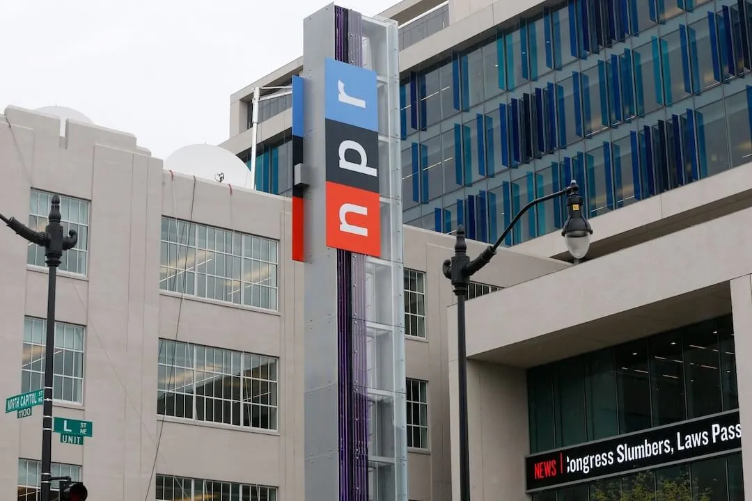 Em sua ordem executiva na NPR e PBS, Trump salta o Congresso para atingir uma organização privada