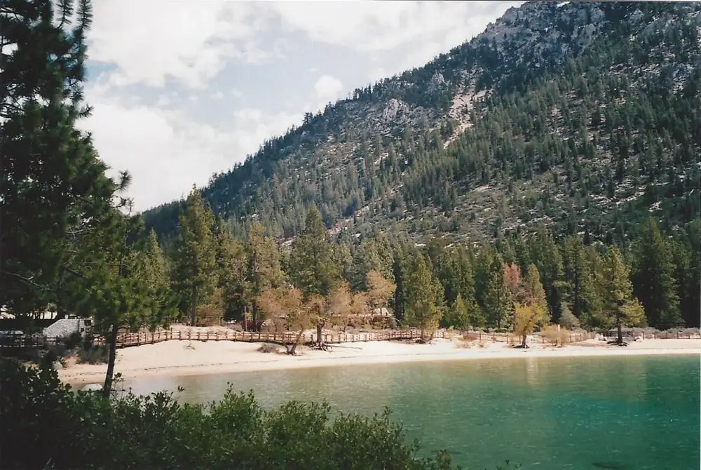 Lake Tahoe: um olhar através do objetivo do inverno da Califórnia de volta