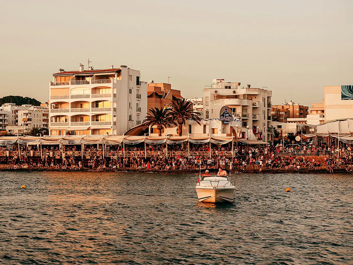 Ibiza para apertar os cruzeiros no meio do turismo de massa - destruído
