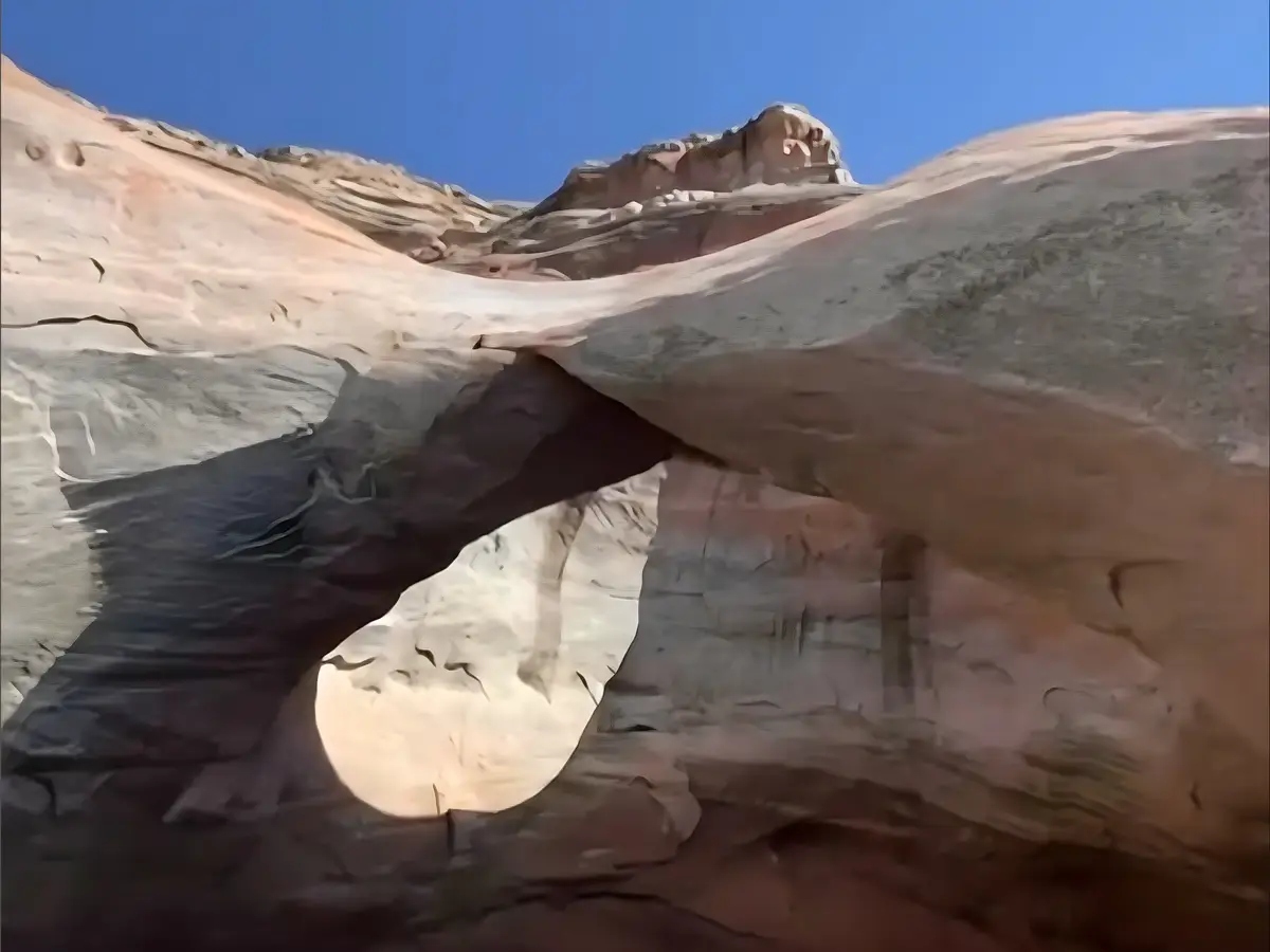 A famosa característica geológica do Utah, folha dupla, colapso