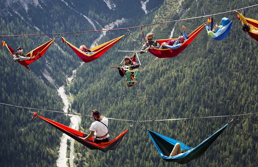 Dormir a cientos de pies sobre los Alpes italianos en una hamaca en este festival