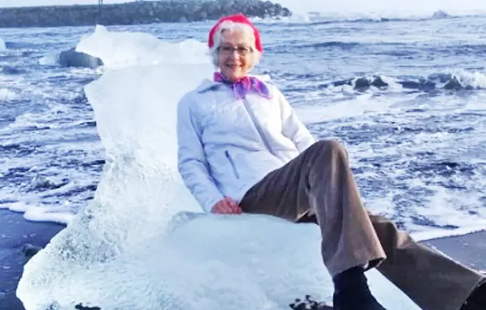 La abuela barrió al mar mientras posaba para una foto en un iceberg en Islandia