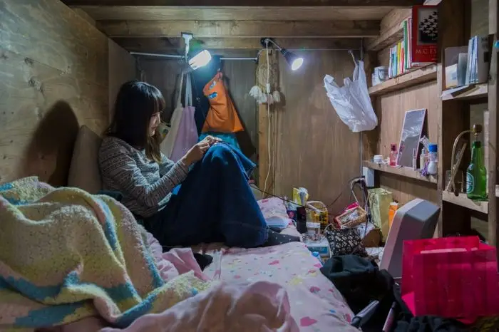 Retratos de mochileros que viven en una caja japonesa