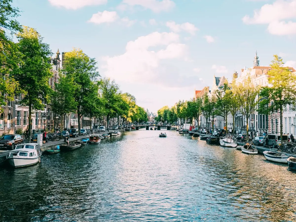 Amsterdã começa uma campanha de residência para os barulhentos turistas britânicos