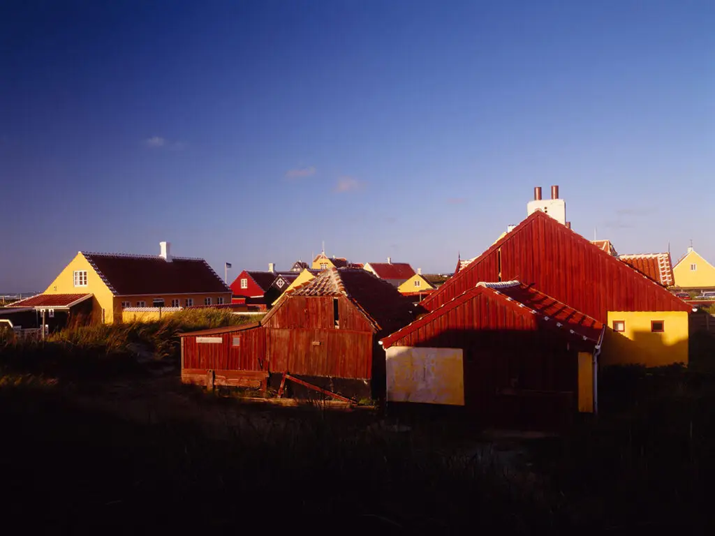 Mar, madera y luz: explorando el pueblo pescador danés de Skagen con rej doblado