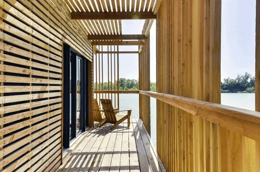 Explorando el único Hotel Floating Wood Cabins en Avignon, Francia