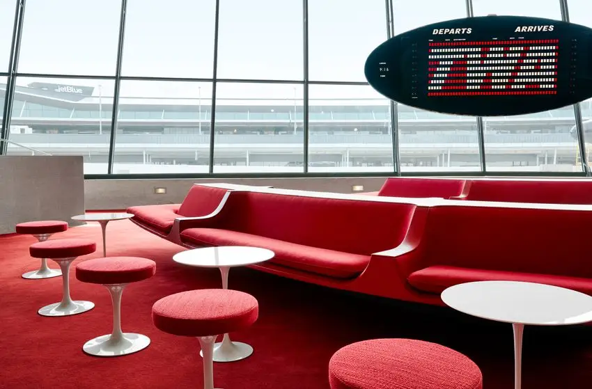 Descubra o hotel, inspirado na ficção científica surreal no aeroporto JFK em Nova York