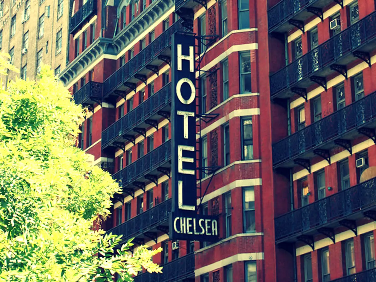 O lendário sinal de néon do Chelsea Hotel está indo para o leilão