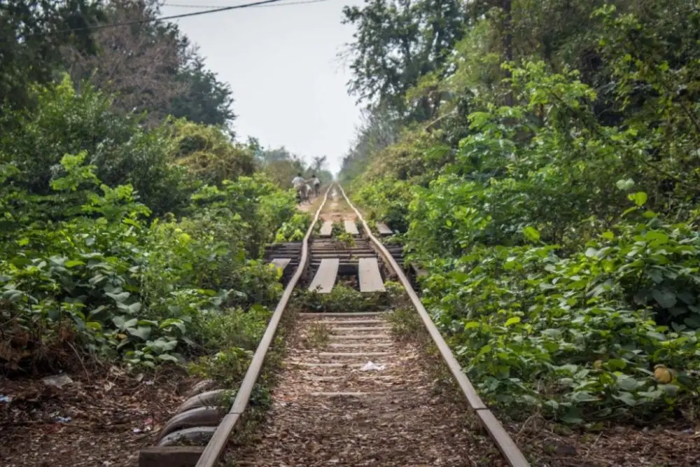 Explore los auténticos trenes de bambú de Camboya