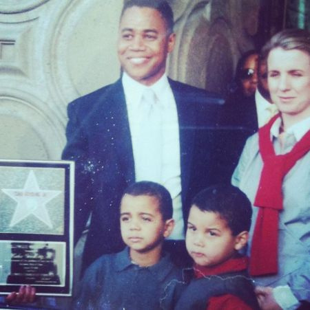 Foto de la infancia de Spencer Gooding con sus padres y su hermano