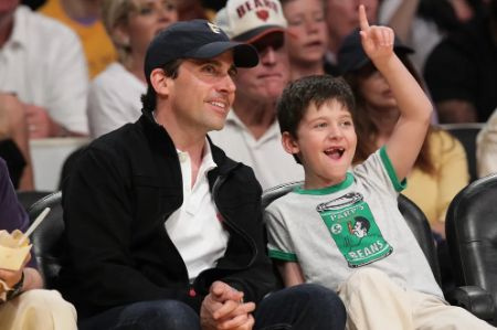 Johnny Carell com seu pai durante um jogo