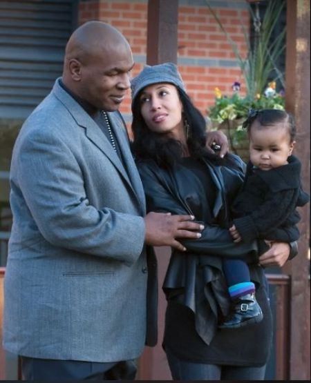 Tyson con su esposa Spicer y su hija Milan en noviembre de 2009 en Inglaterra