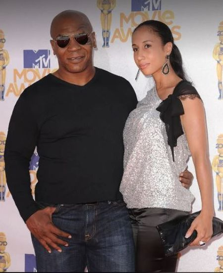 Mike Tyson de cinco pies y diez pulgadas de alto con su compañera Lakiha Spicer en los MTV Movie Awards 2010