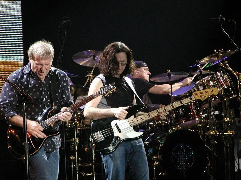 Mira a Foo Fighters Induct Cómicamente Rush en el Salón de la Fama del Rock and Roll