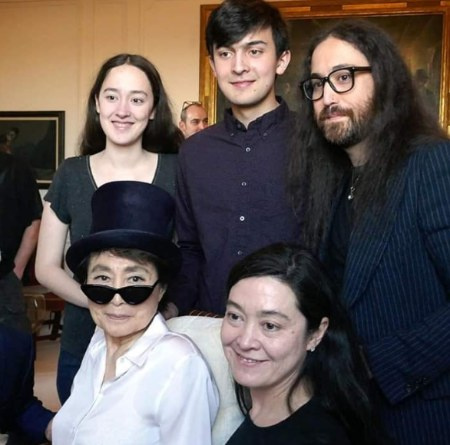 Kyoko Chan Cox com sua família